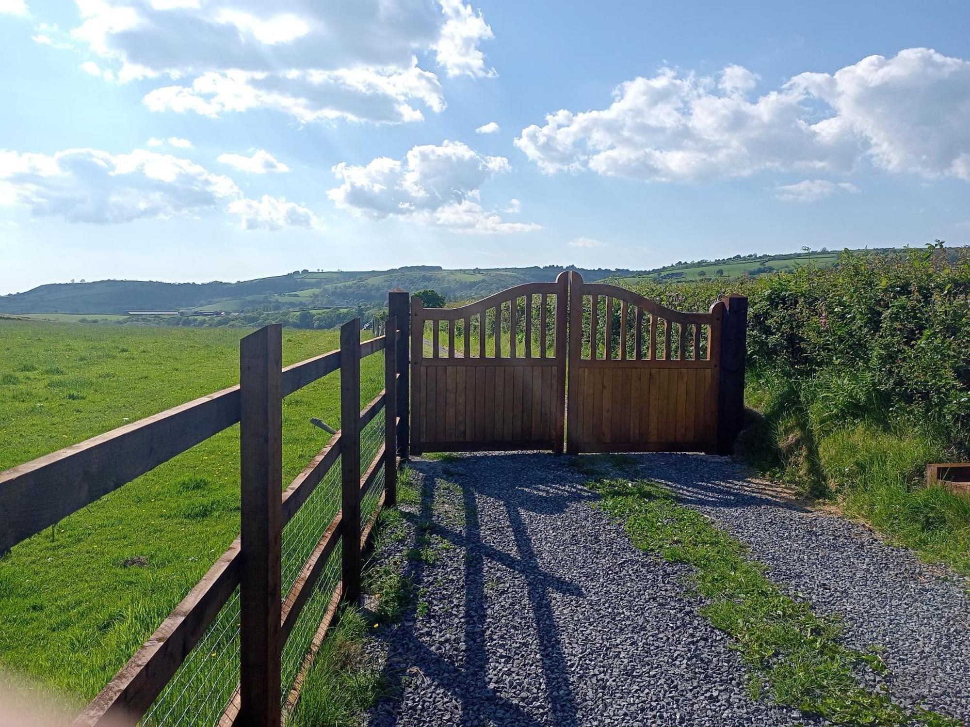 Hotel Oak Tree Farm Llanfynydd Esterno foto